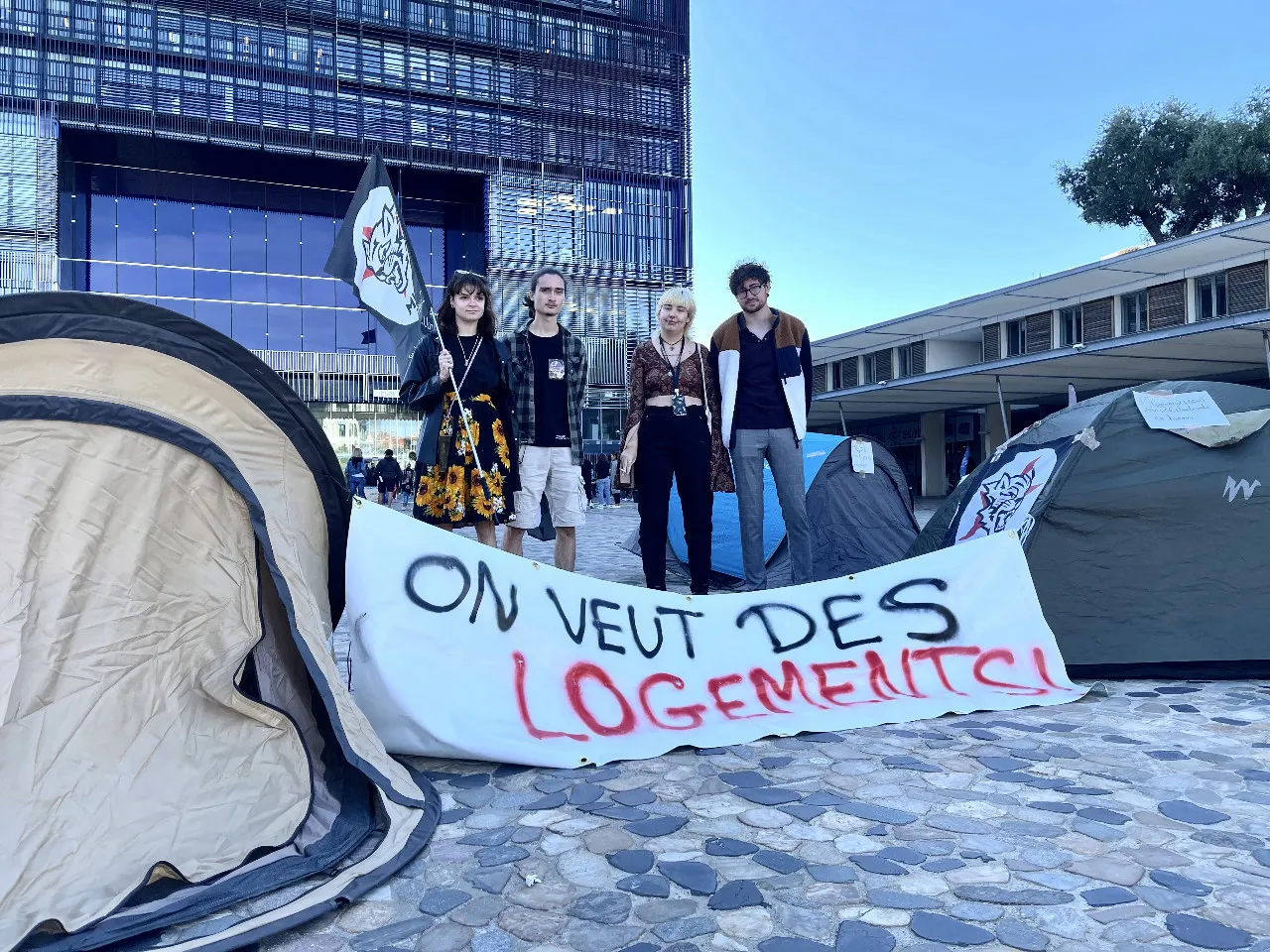 Des tentes devant la mairie de montpellier pour d noncer la crise du