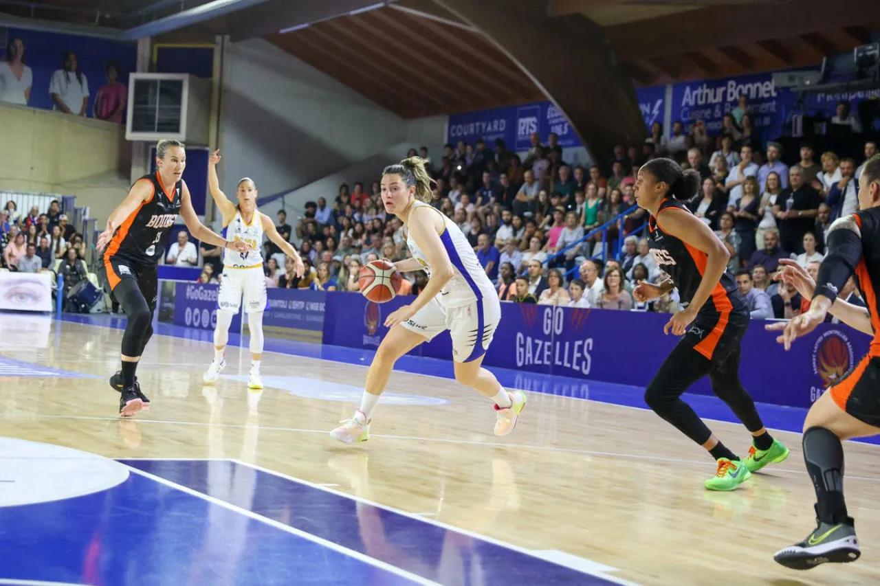 Basket fin de saison pour les Gazelles apres leur defaite a Bourges La Gazette