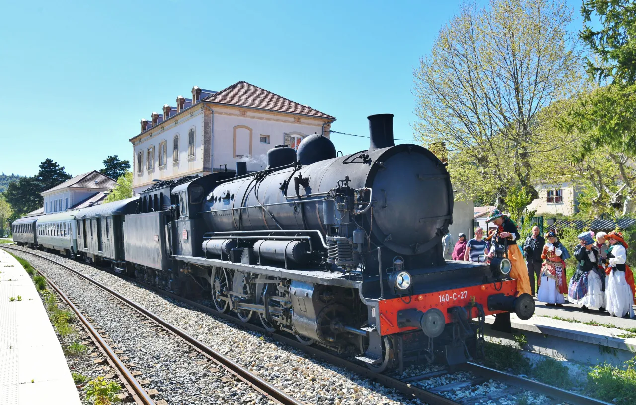 Nîmes/ Sète. Voyage à l'ancienne à bord d'un train à vapeur de 1916 ...